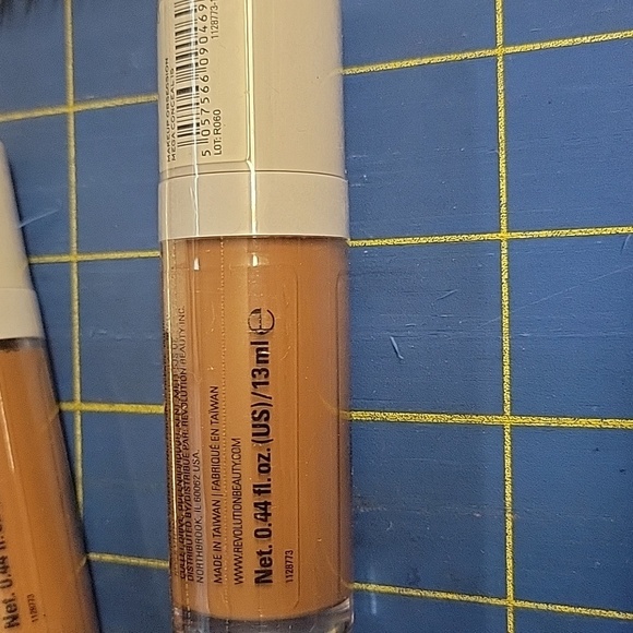 Revolution Mega Conceal Longwear Concealer - Tan - Picture 4 of 5
